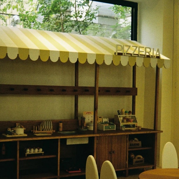 Dečiji kutak, mala pizzeria sa igračkama i stočićem